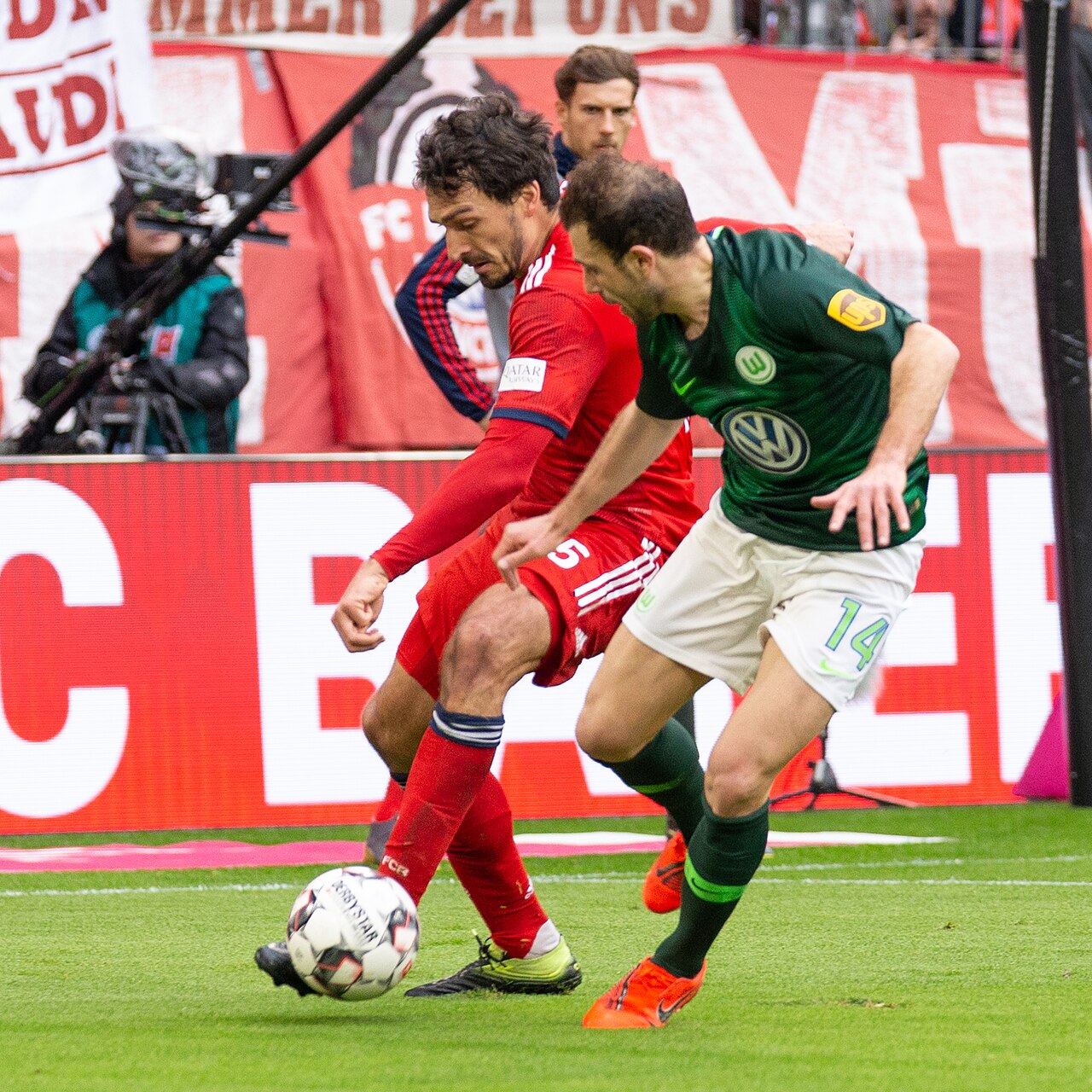教练席的性别天花板：女性教练如何进入职业足球战术核心